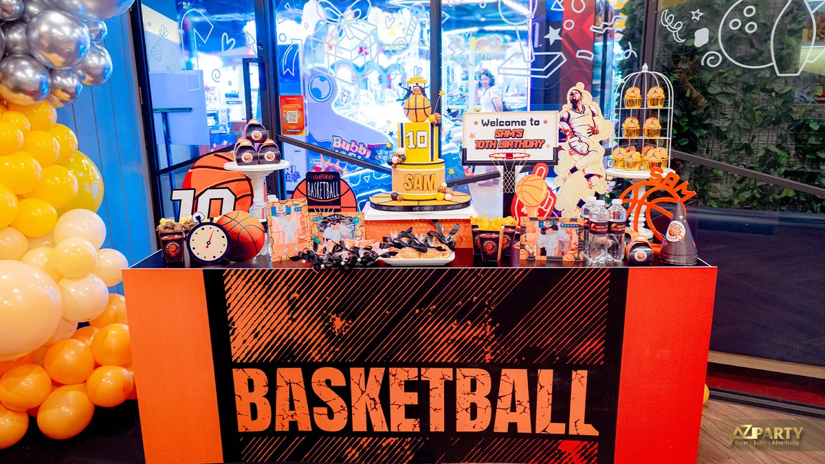 Bàn gallery trang trí sinh nhật chủ đề bóng rổ bé Sam