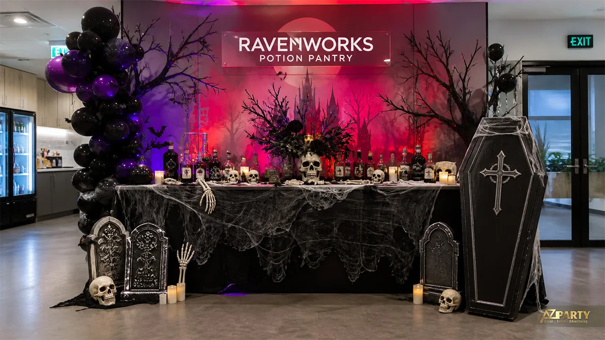 Bàn tiệc Halloween kinh dị tại văn phòng với đầu lâu, chai thuốc độc, mạng nhện và quan tài