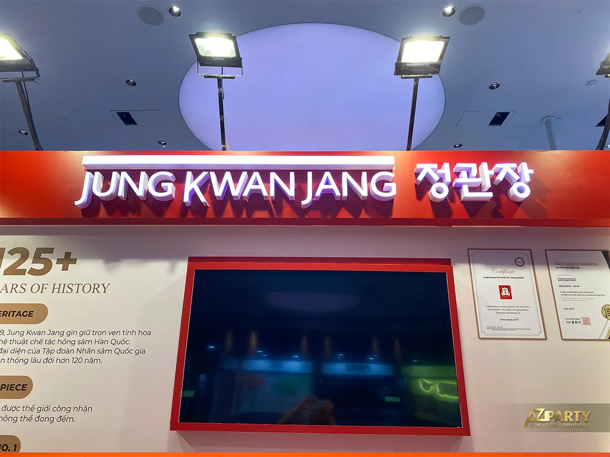 Cận cảnh bảng hiệu Jung Kwan Jang và màn hình trình chiếu trong booth sự kiện