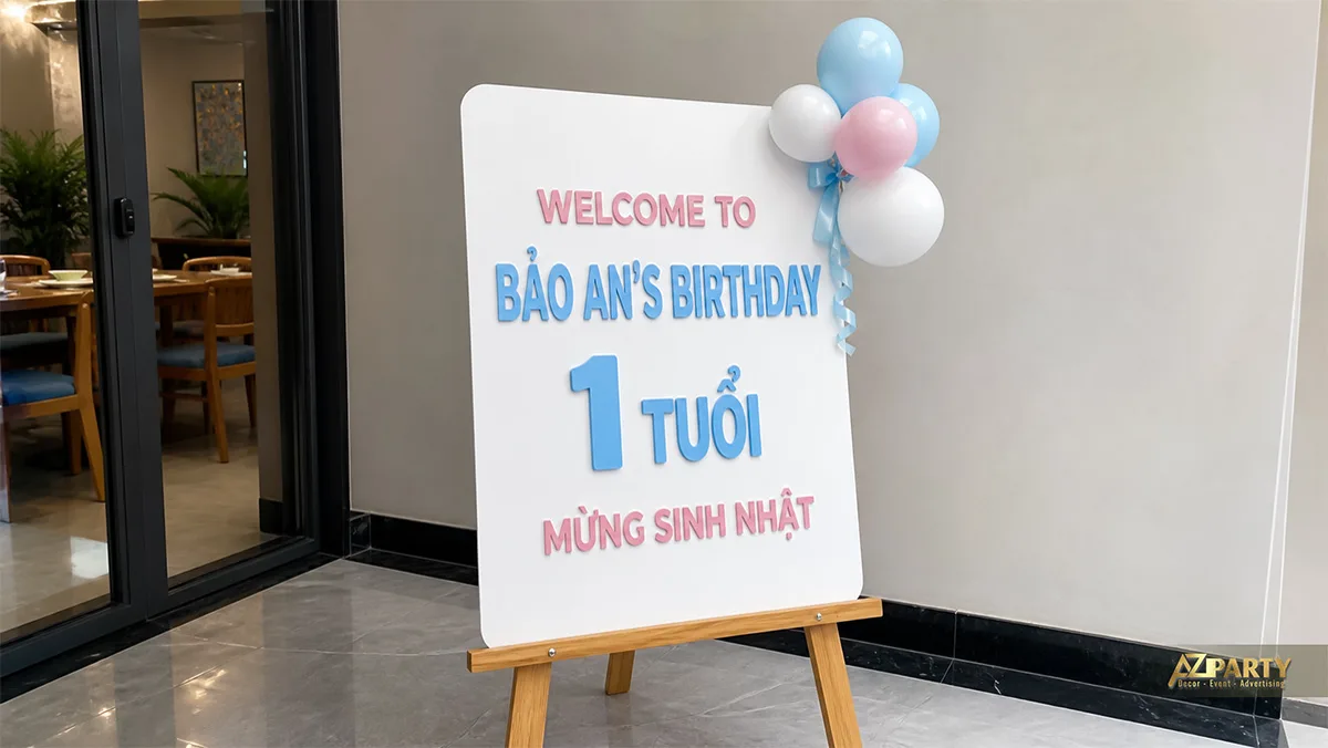 Bảng welcome sinh nhật bé Bảo An một tuổi màu trắng xanh, trang trí bóng pastel