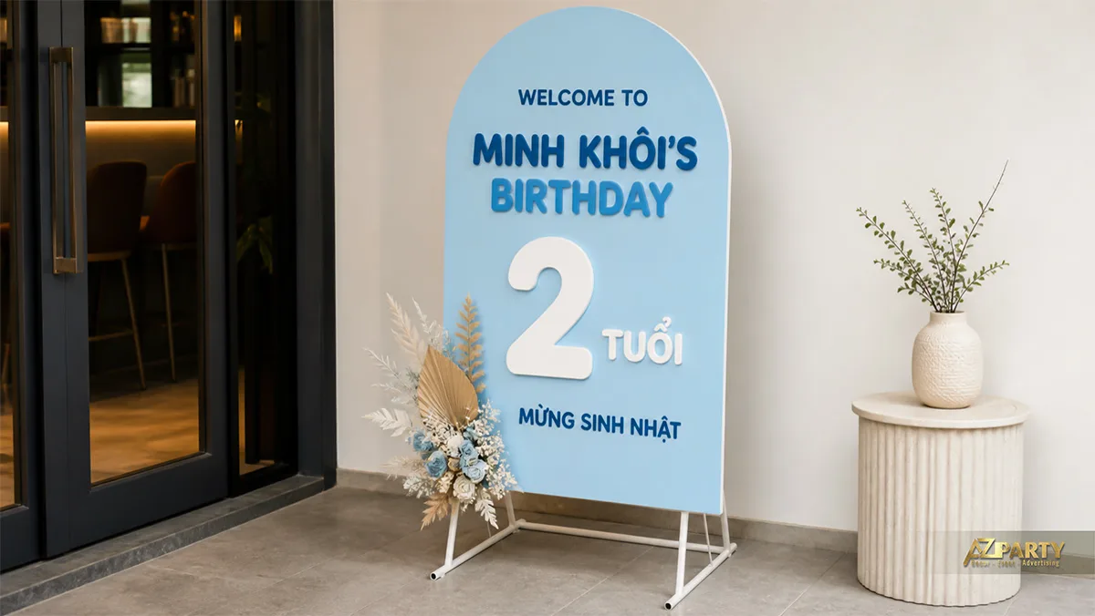 Bảng welcome sinh nhật Minh Khôi hai tuổi dáng vòm xanh nhạt, điểm hoa khô