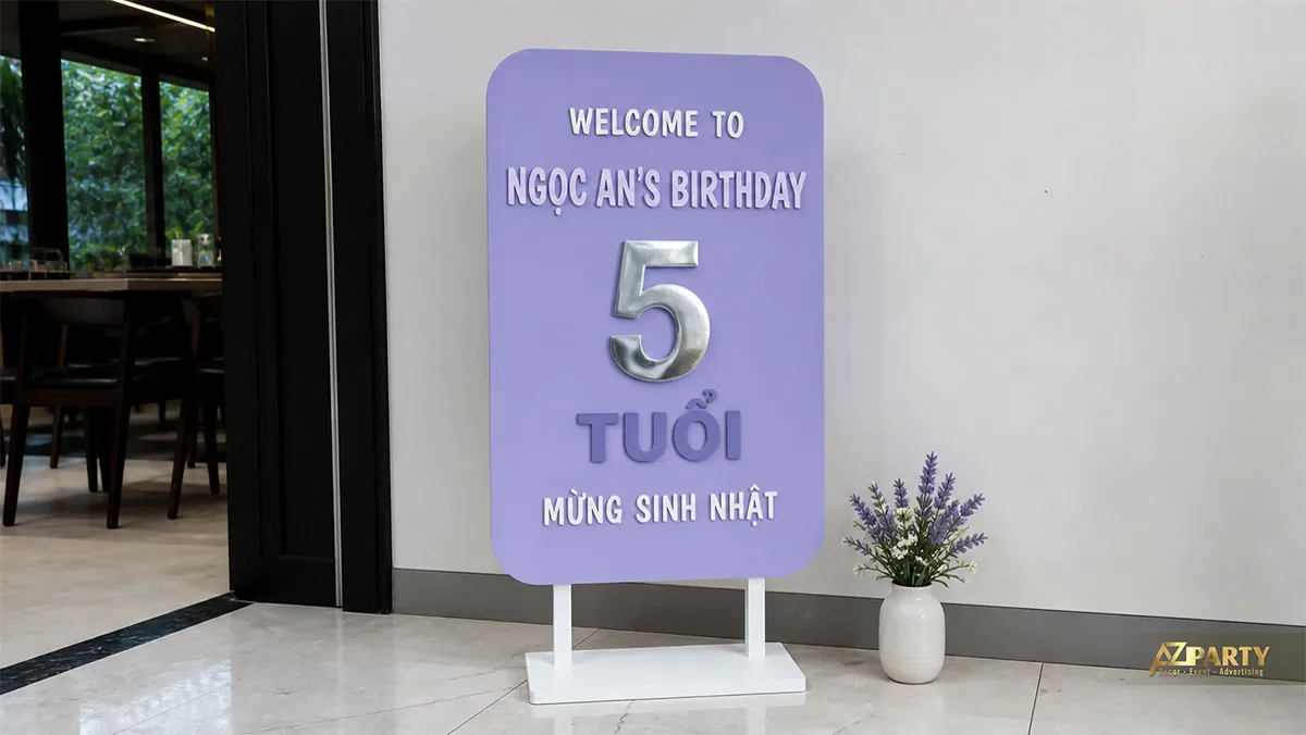 Bảng welcome sinh nhật Ngọc An năm tuổi màu tím lavender, chữ nổi ánh bạc