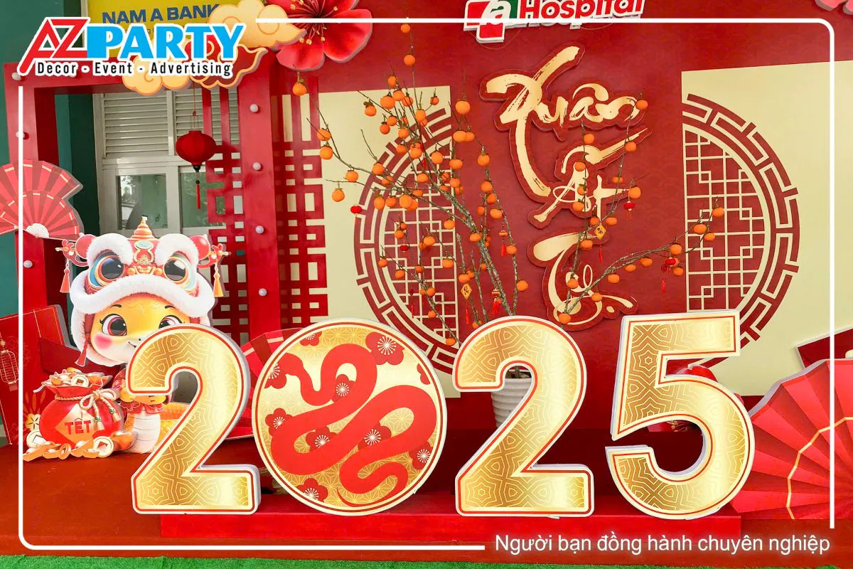 Cận cảnh bộ chữ 2025 và cây quất khô ở chính diện tiểu cảnh
