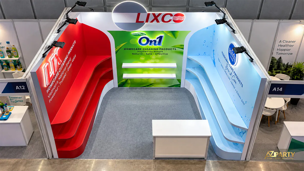 Góc nhìn từ trên cao thể hiện lối vào rộng, quầy tiếp đón và hệ kệ bao quanh gian hàng LIXCO
