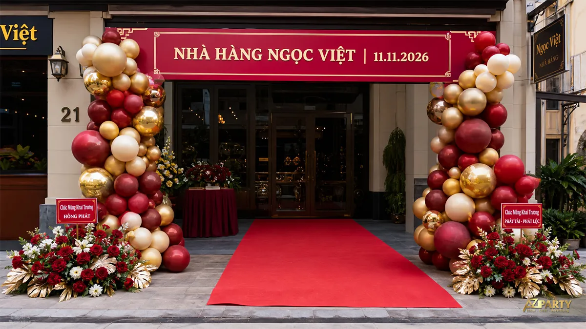 Cổng bóng Ngọc Việt màu đỏ vàng đặt trước cửa nhà hàng