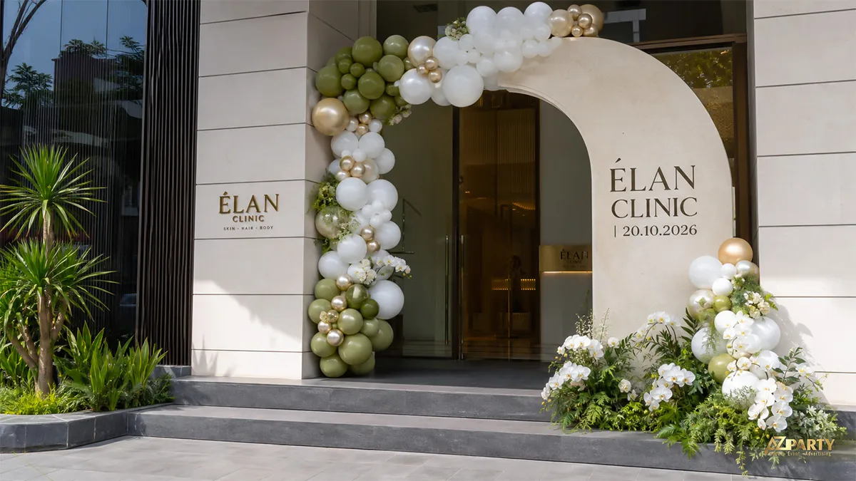 Cổng bóng Élan Clinic màu trắng xanh ôm quanh lối vào