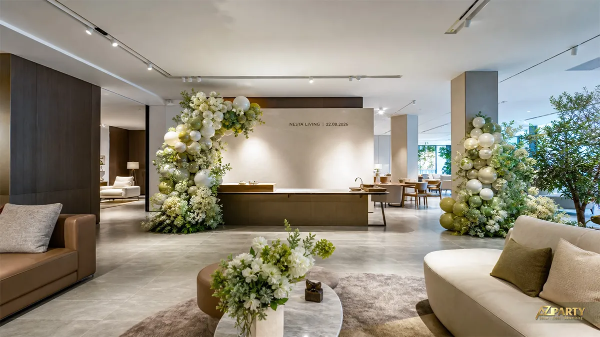 Không gian Nesta Living với hai cụm bóng trắng xanh olive và hoa trắng tại quầy đón khách