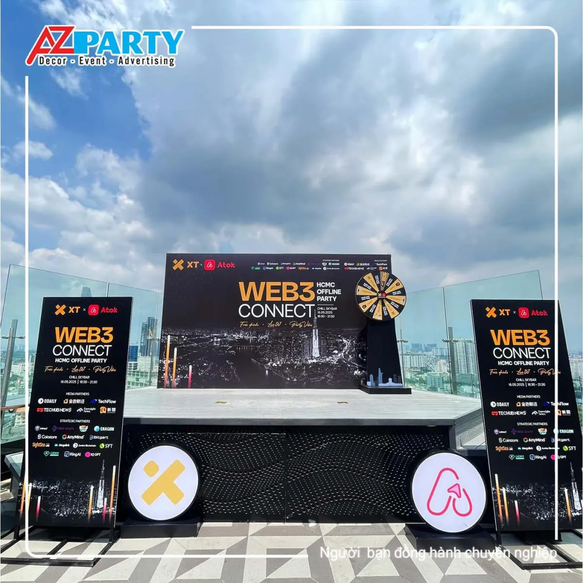 khu vực sự kiện được set up với backdrop và standee 