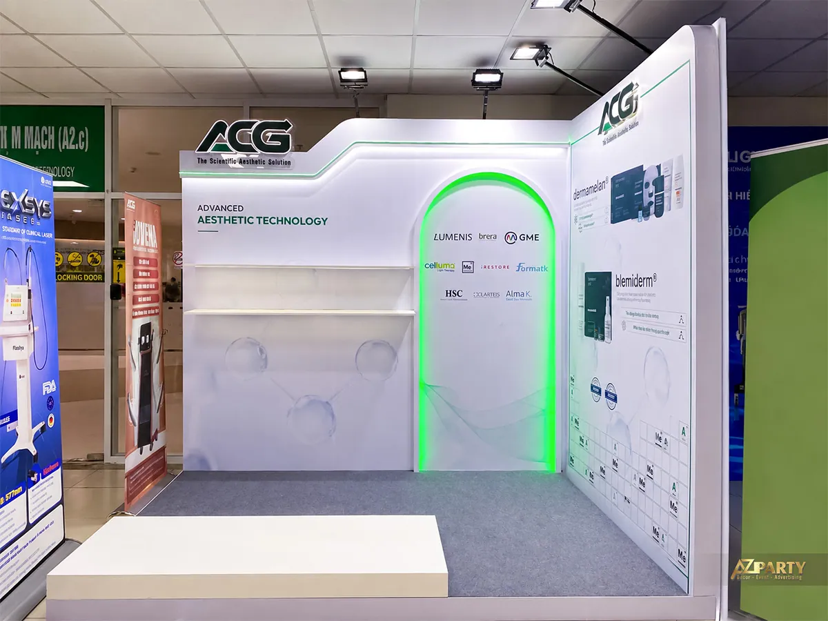 Góc nhìn đầy đủ booth ACG với quầy phía trước, kệ trưng bày và vách giới thiệu sản phẩm
