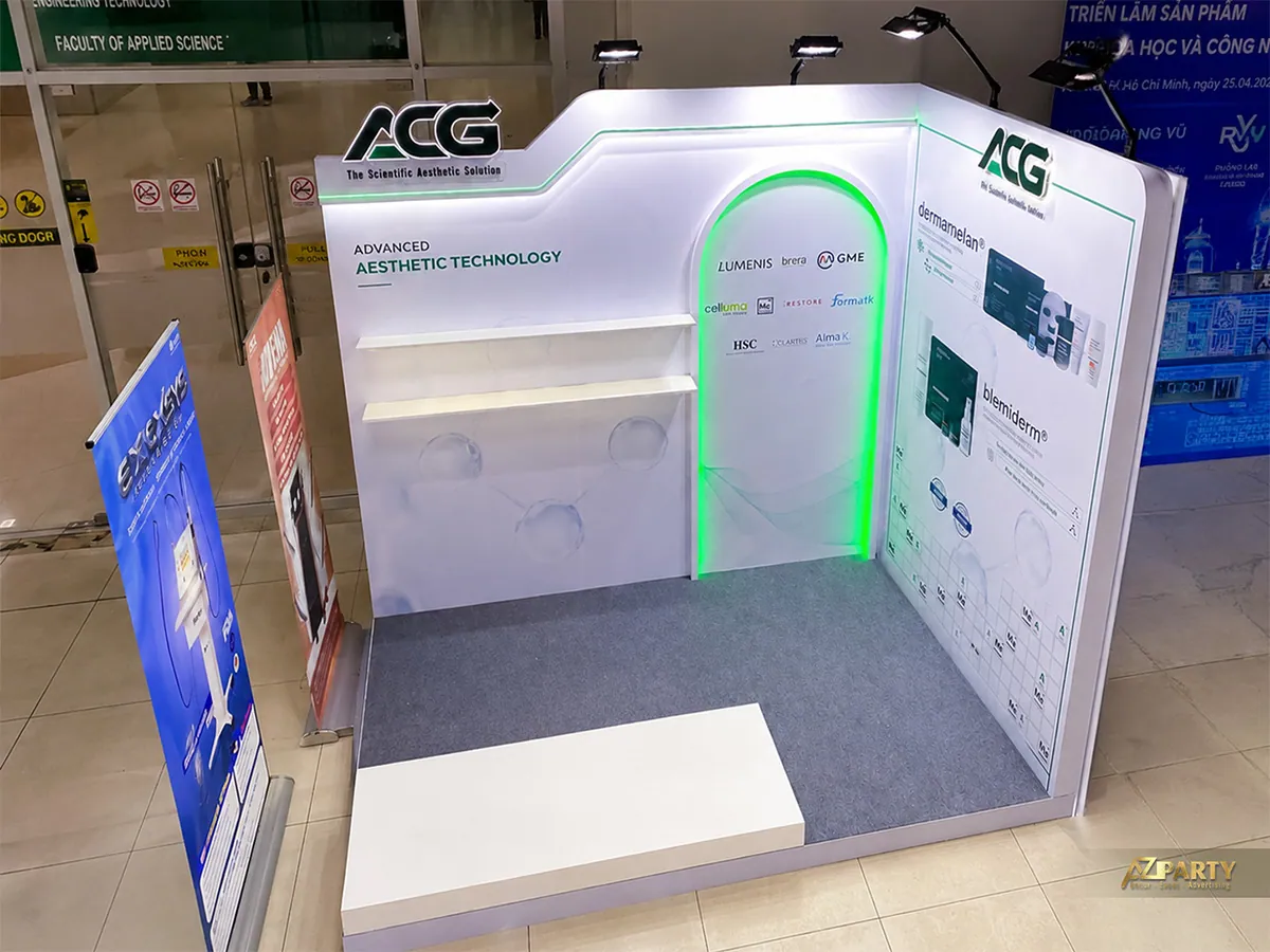 Góc nhìn từ trên cao cho thấy hai vách vuông góc và lối tiếp cận booth ACG