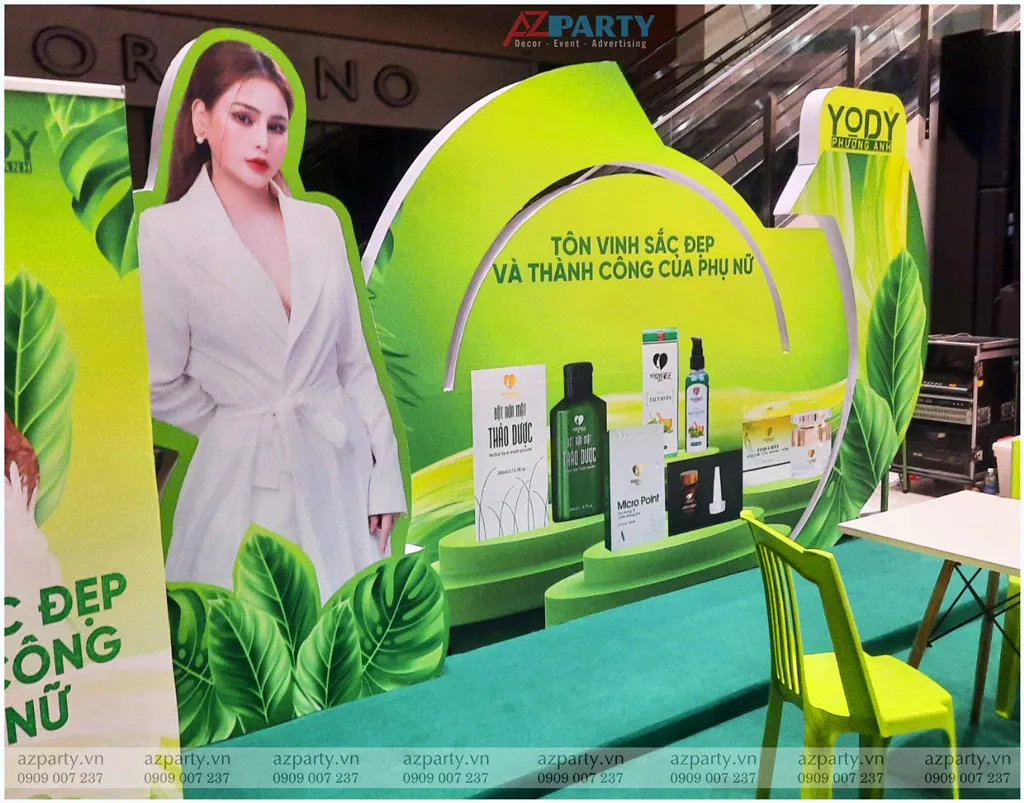 Khu vực trưng bày sản phẩm thảo dược và mockup người đại diện tại booth Yody White