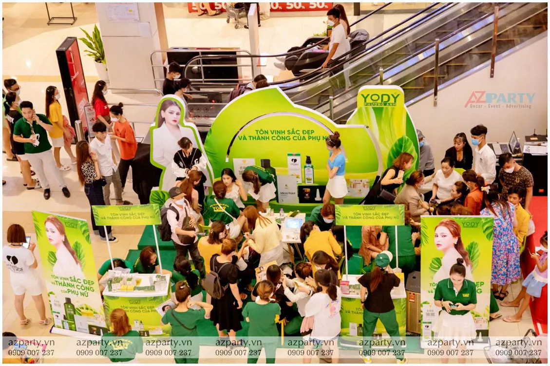 Toàn cảnh hoạt động tư vấn chăm sóc da sôi nổi đông đúc tại booth sự kiện Yody White