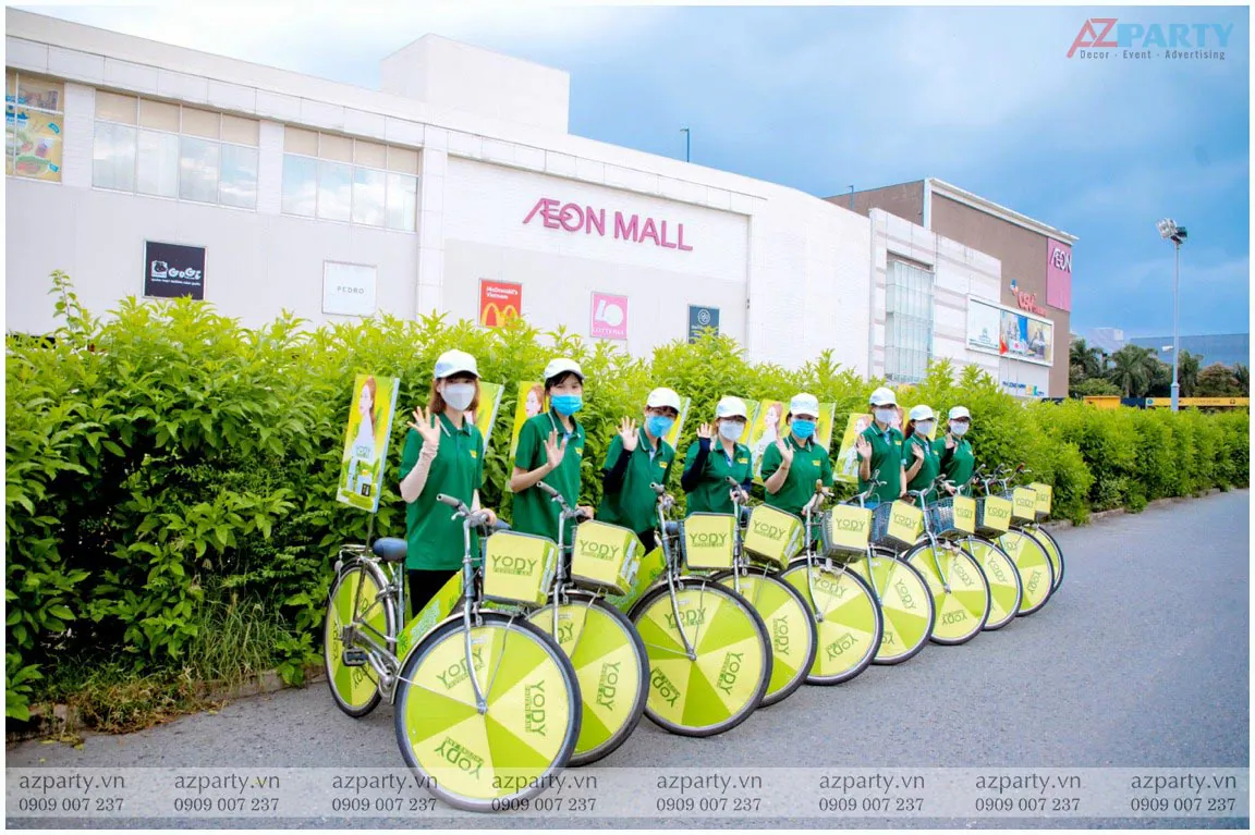 PG chạy roadshow xe đạp chuyên nghiệp quảng bá thương hiệu mỹ phẩm Yody White trước AEON Mall