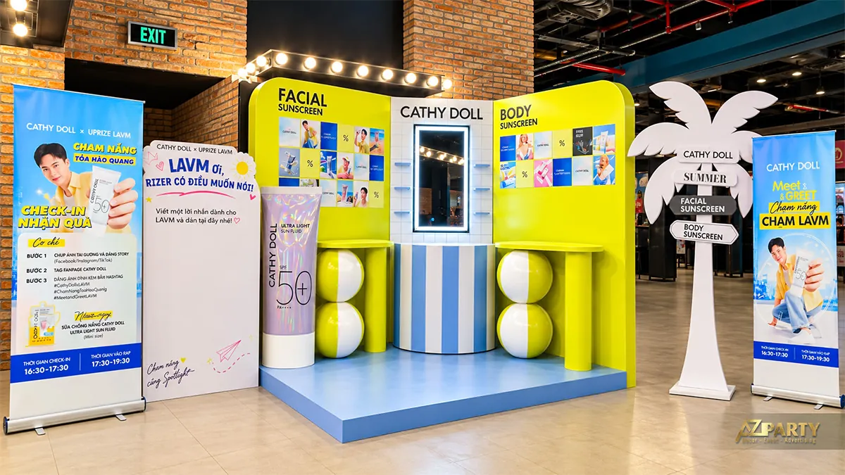Góc nhìn chính diện booth Cathy Doll x UPRIZE LAVM với mô hình kem chống nắng và bảng nhận lời nhắn