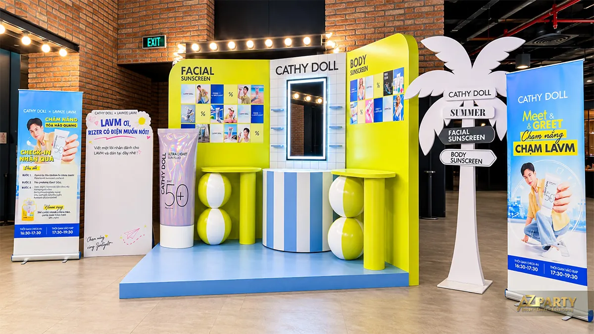 Booth Cathy Doll nhìn từ bên phải, gồm bệ xanh, gương trung tâm và biển chỉ dẫn sản phẩm