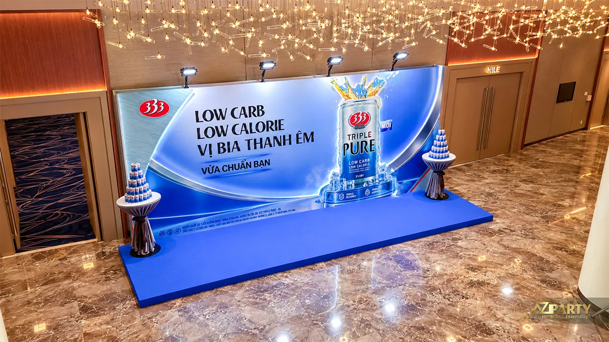 Booth check-in nhìn từ trên cao dưới hệ đèn trang trí của sảnh Riverside Palace