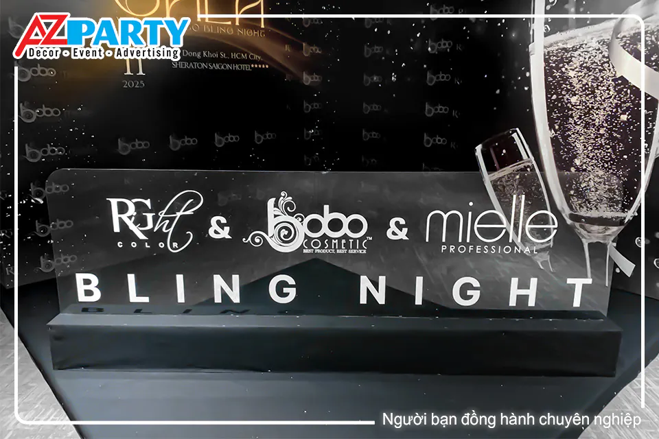 Cận cảnh bục mic có dán nổi các thương hiệu trong đêm tiệc của Bobo Cosmetic