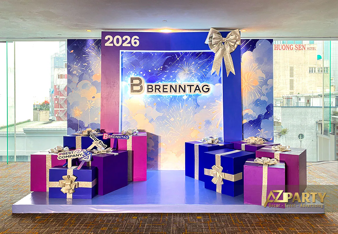 Booth check in trong đêm tiệc YEP 2025 của Brenntag, booth được dựng theo tone màu xanh và tím chủ đạo