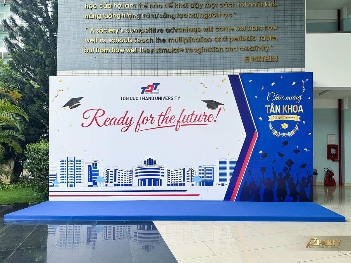 Góc rộng Booth 3 Ready for the Future tại sảnh Einstein ĐH Tôn Đức Thắng với bục check-in phủ thảm xanh