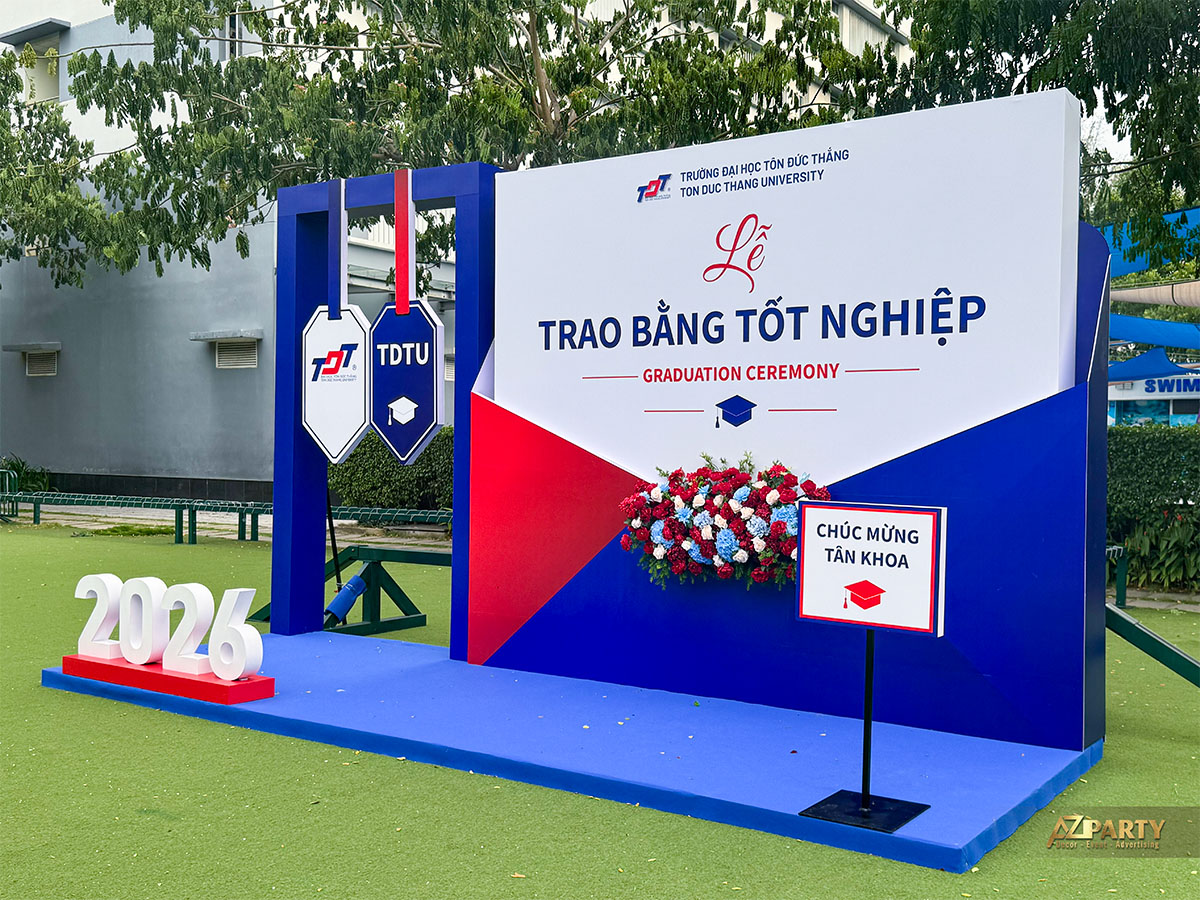 Toàn cảnh Booth 1 check-in Graduation Ceremony ĐH Tôn Đức Thắng với chữ 3D 2026 và biển Chúc Mừng Tân Khoa