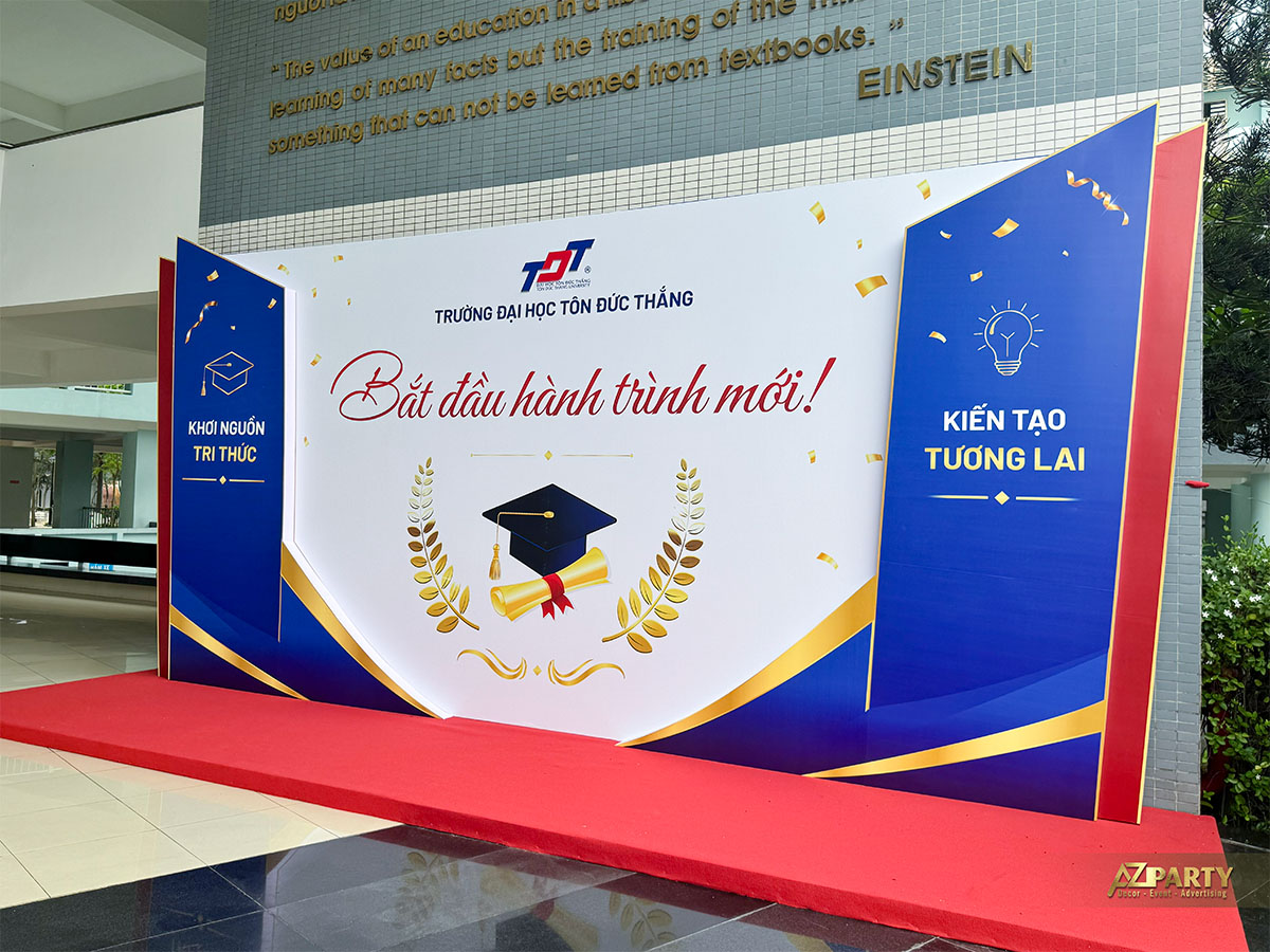 Booth 2 Bắt Đầu Hành Trình Mới check-in Lễ Tốt Nghiệp ĐH Tôn Đức Thắng - góc chính diện với thảm đỏ