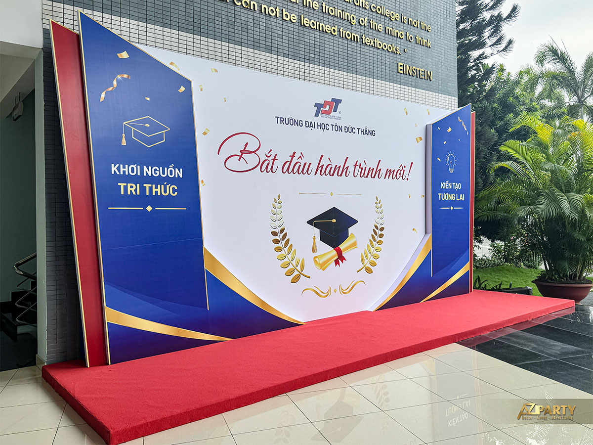 Góc nghiêng Booth 2 với panel Khơi Nguồn Tri Thức và Kiến Tạo Tương Lai tại sảnh Einstein ĐH Tôn Đức Thắng
