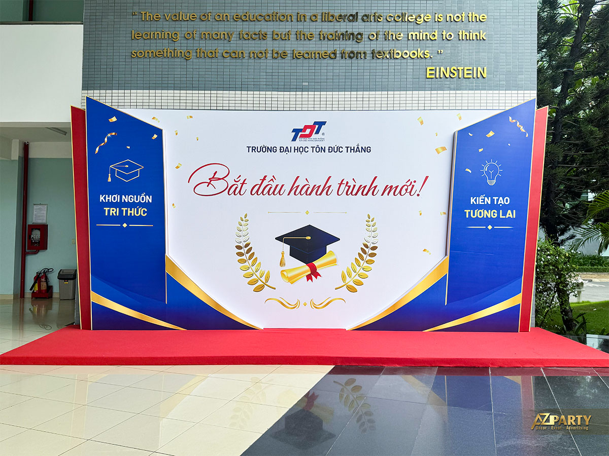Toàn cảnh Booth 2 Bắt Đầu Hành Trình Mới tại sảnh Einstein ĐH Tôn Đức Thắng với câu danh ngôn phía sau