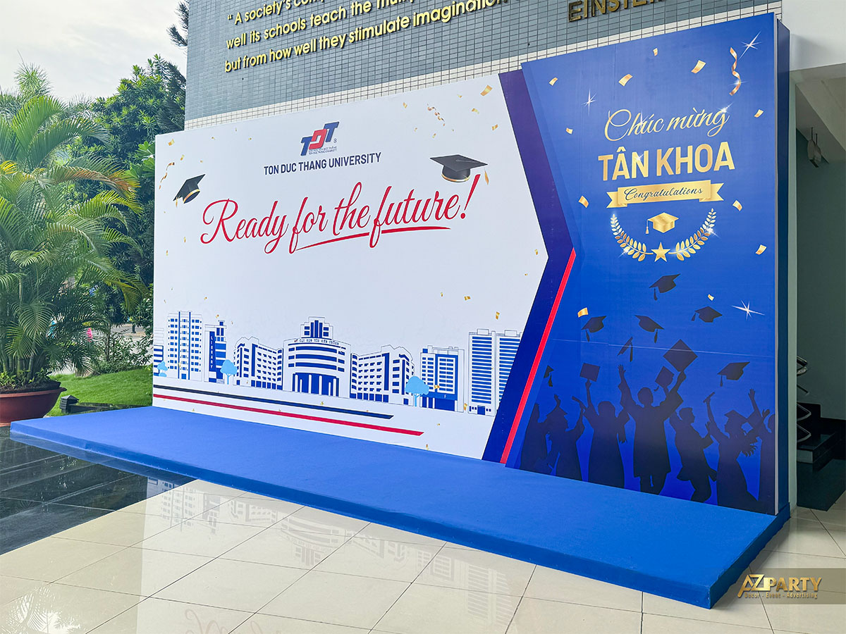 Booth 3 Ready for the Future check-in Lễ Tốt Nghiệp ĐH Tôn Đức Thắng - góc nghiêng với panel Chúc Mừng Tân Khoa