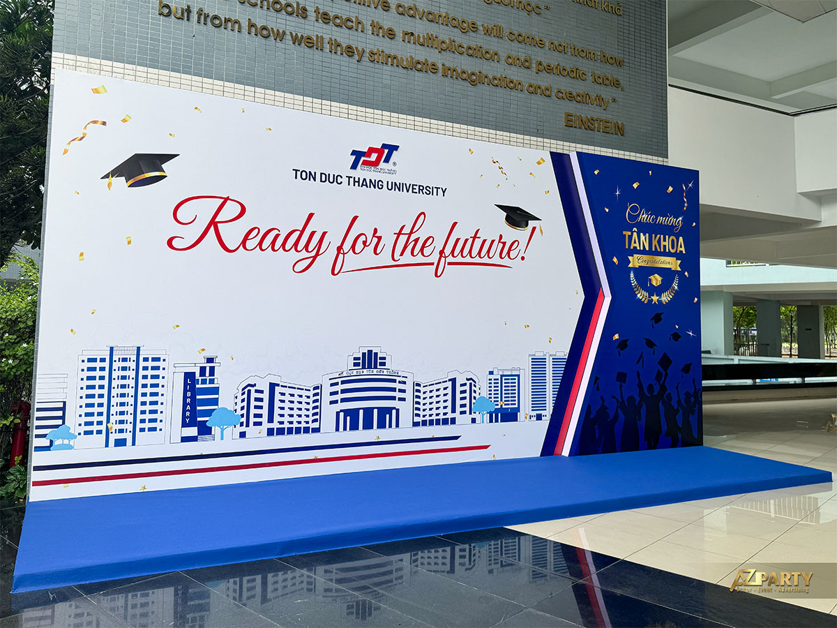 Toàn cảnh Booth 3 Ready for the Future với hình campus TDTU và panel Chúc Mừng Tân Khoa tại sảnh Einstein