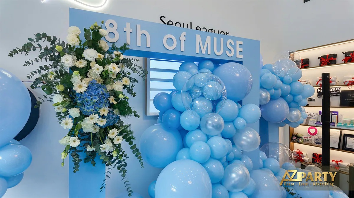 Vòm booth có chữ 8th of Muse, bên dưới là hoa tươi