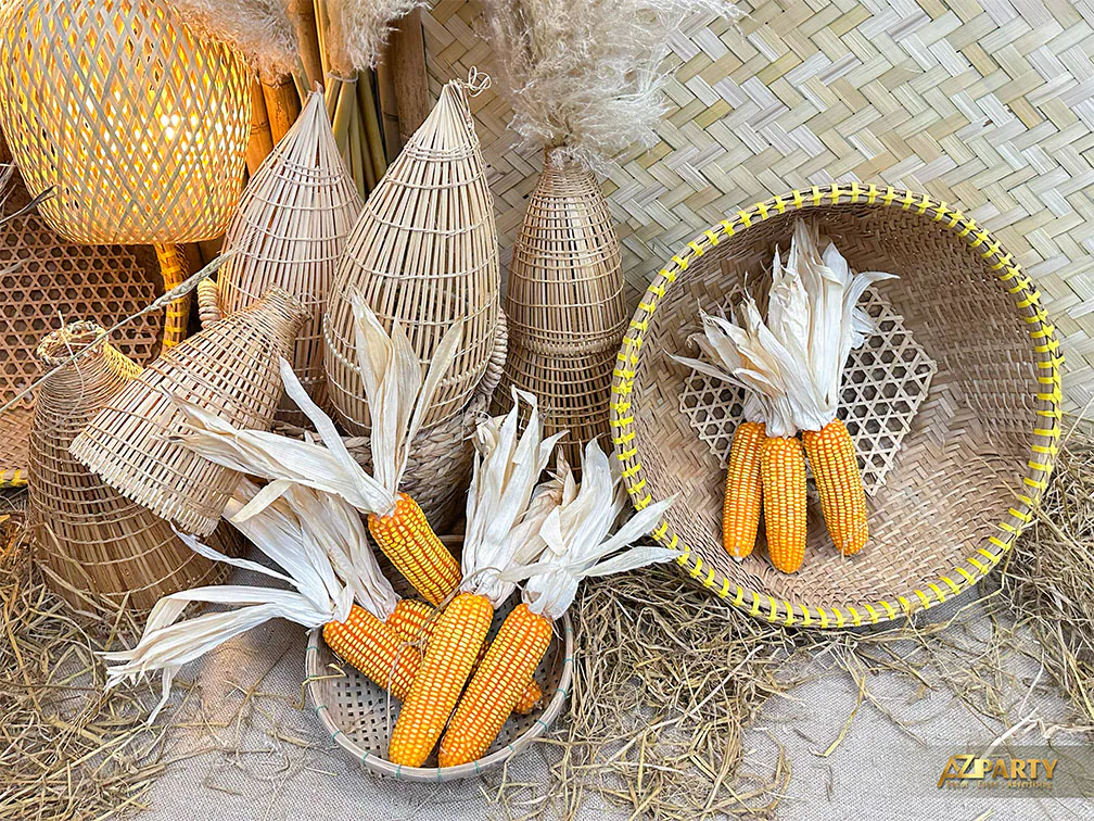các sản phẩm của người nông dân như đó, thúng, bắng ngô... đặt tại booth của Mizuho