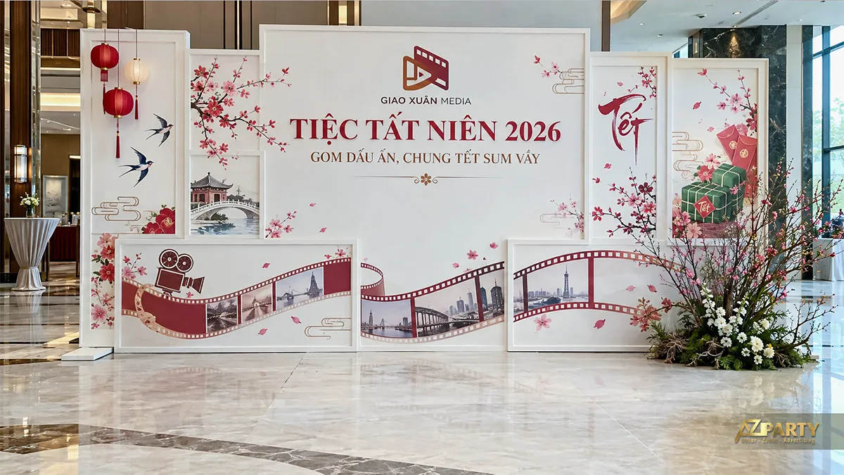 Vách chụp ảnh trắng đỏ với cuộn phim, đèn lồng và cành đào