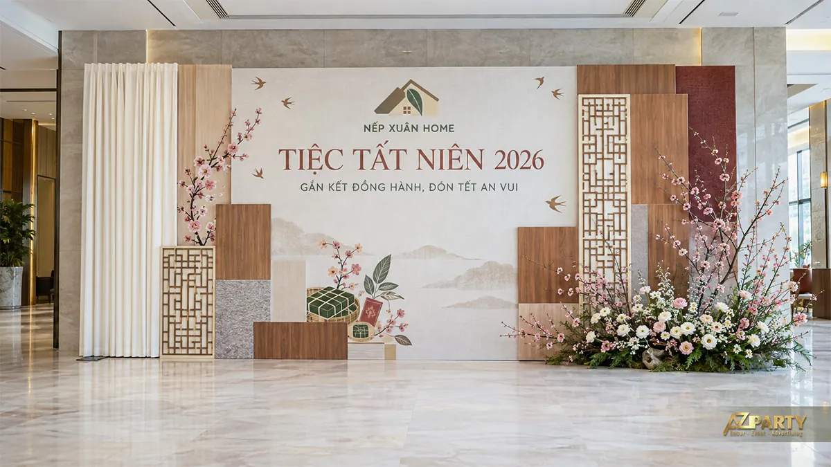 Backdrop màu kem với mảng gỗ, rèm trắng và bình hoa đào