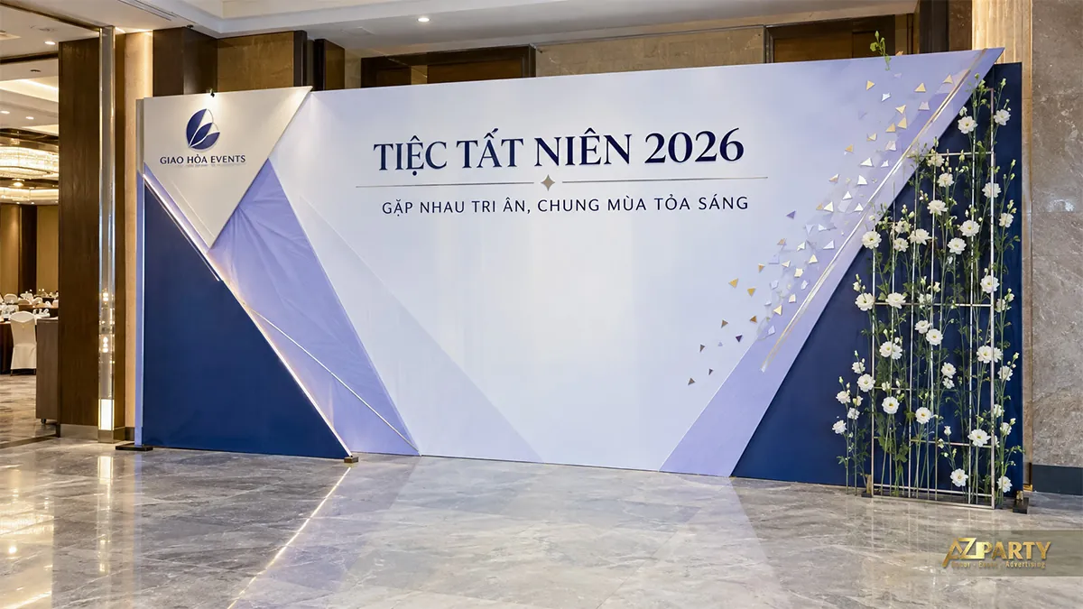 Backdrop hình học xanh tím trắng với giàn hoa trắng bên phải