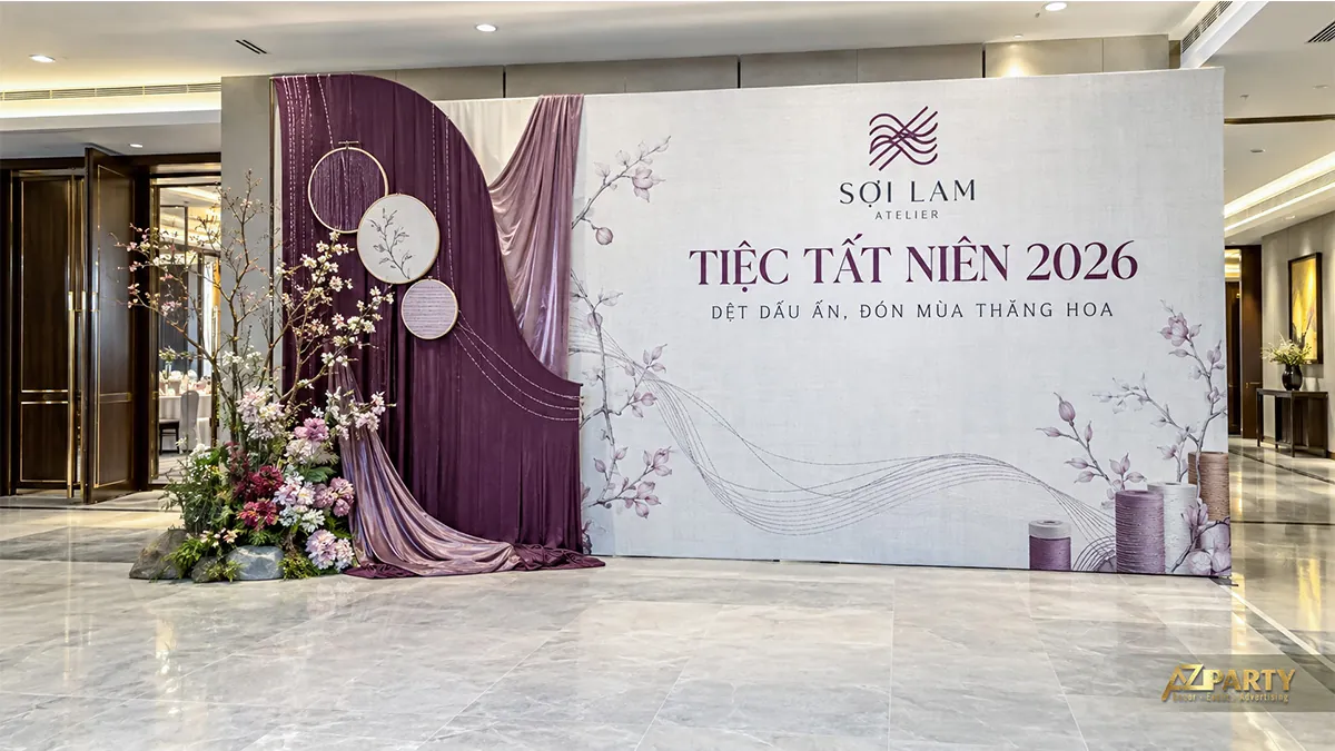 Phông trắng tím với vòng thêu, ống chỉ và rèm vải