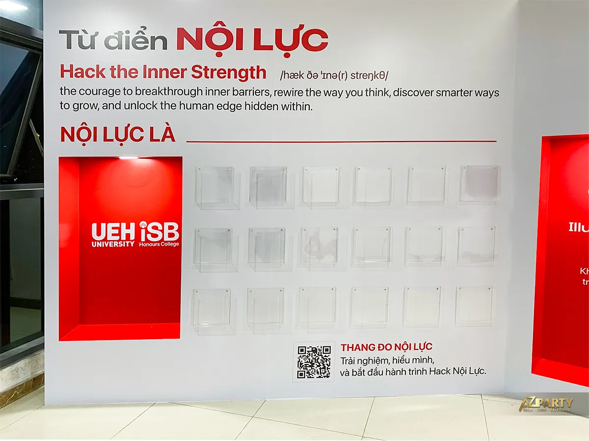 Khu tương tác Nội lực là tại booth UEH.ISB với các khung trong suốt, logo trường và mã QR Thang đo Nội lực