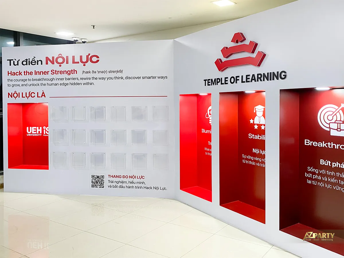 Góc nghiêng booth Từ điển Nội lực cho thấy khu tương tác nối liền cụm Temple of Learning màu đỏ trắng