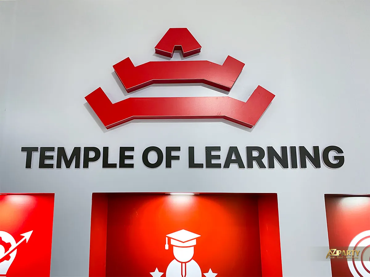 Cận cảnh logo nổi Temple of Learning trên booth Từ điển Nội lực tại Trường Tài năng UEH.ISB