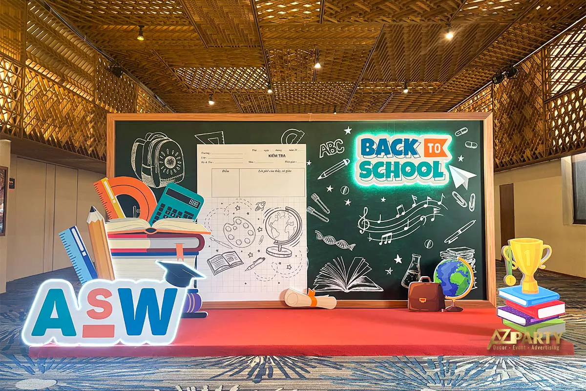 Photobooth ASW trong đêm tiệc YEP 2025. Booth lấy cảm hứng từ chiếc bảng phấn cùng những đồ vật của học sinh (sách vở, bút, thước kẻ...)