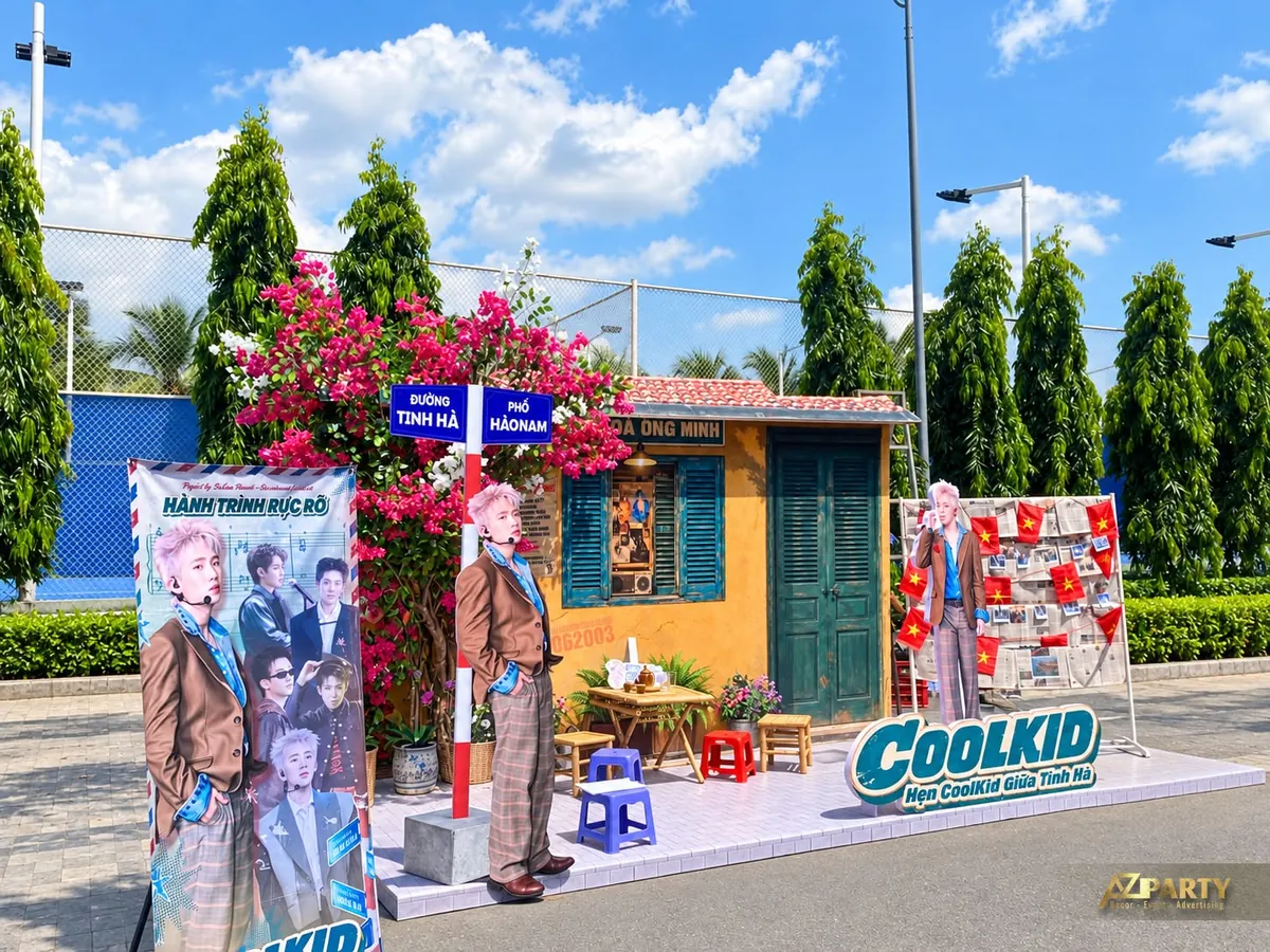 Góc trái booth với biển Đường Tinh Hà, Phố Hào Nam và standee Coolkid dưới giàn hoa