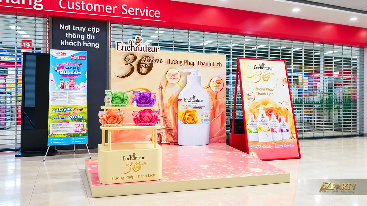 Góc nghiêng booth vàng hồng với kệ bốn nhóm hương đặt trước vách kỷ niệm 30 năm