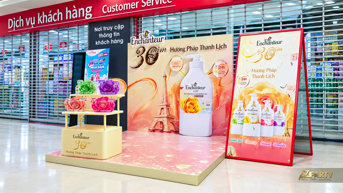 Góc phải booth tại Sư Vạn Hạnh với tháp Eiffel, chai sữa tắm và bảng đứng bên cạnh