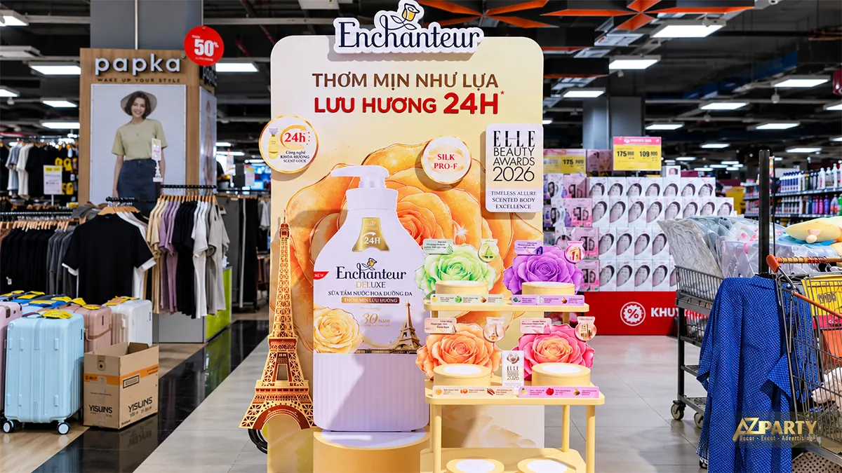 Cận cảnh booth Deluxe với bốn bông hồng màu xanh, tím, cam, hồng và các khay tròn trên kệ