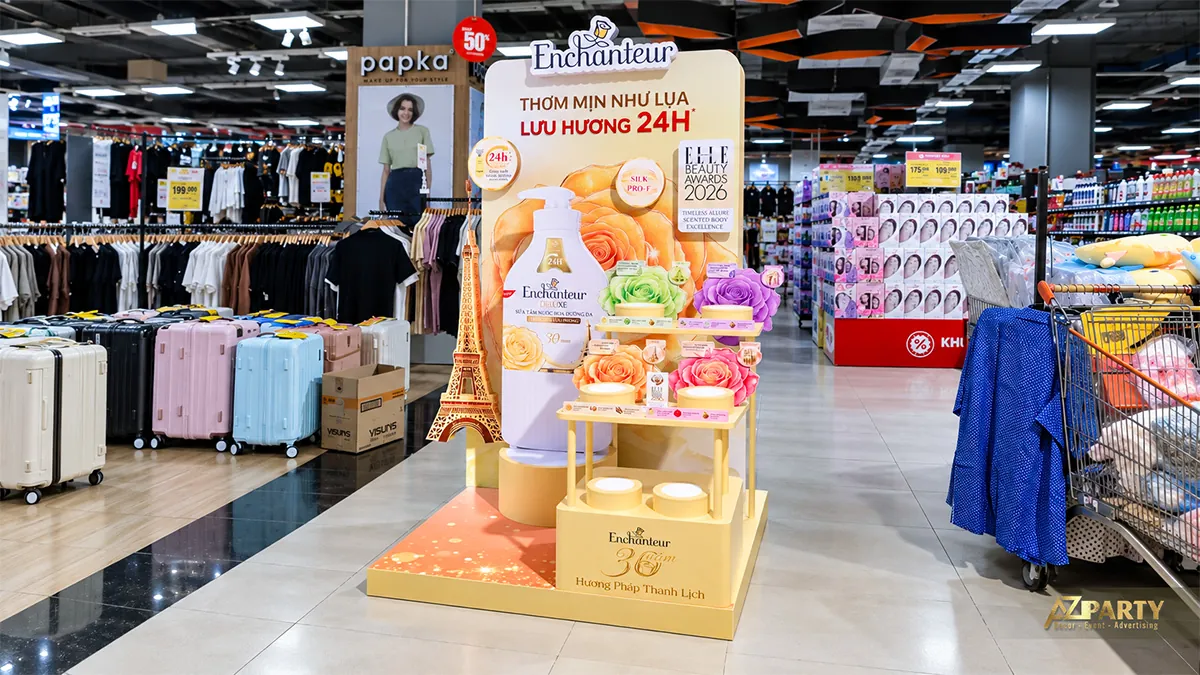 Booth vàng 1 m tại Co.opXtra Phạm Văn Đồng đặt giữa khu mua sắm với kệ mẫu phía trước