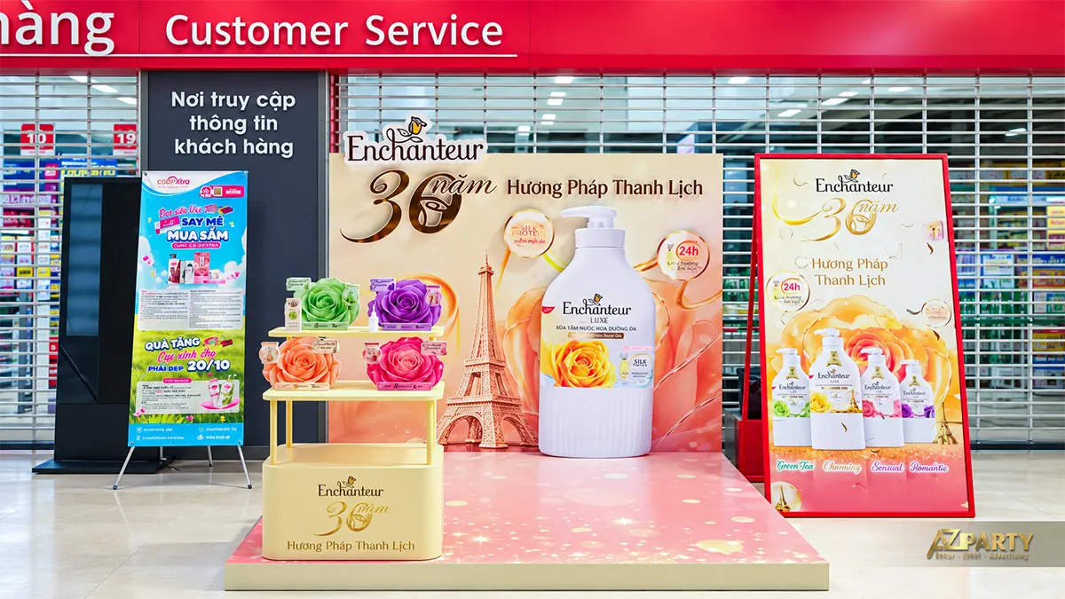 Booth vàng 2 m tại Co.opXtra Sư Vạn Hạnh với chai sữa tắm lớn, kệ mẫu và bảng hình sản phẩm