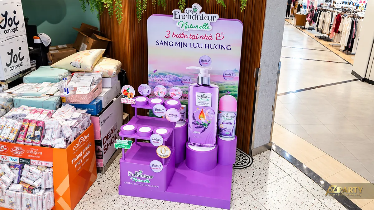 Góc trên booth tím với khay tròn chia tầng cho tẩy tế bào chết, sữa tắm và serum khử mùi