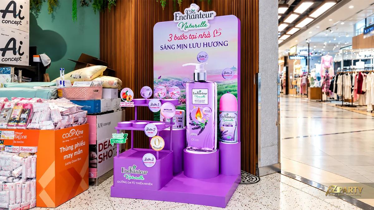 Booth Naturelle màu tím tại Co.opmart Long Bình với kệ thấp và mô hình hai sản phẩm