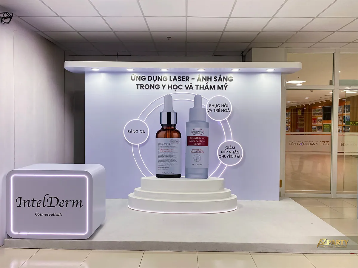 Toàn cảnh chính diện booth IntelDerm tại HALMES 2026 với mô hình hai sản phẩm serum