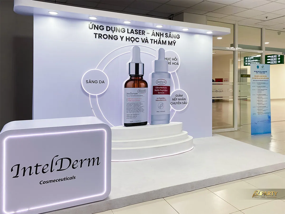 Không gian booth IntelDerm bên trong Bệnh viện Quân y 175 cạnh bảng thông tin hội nghị
