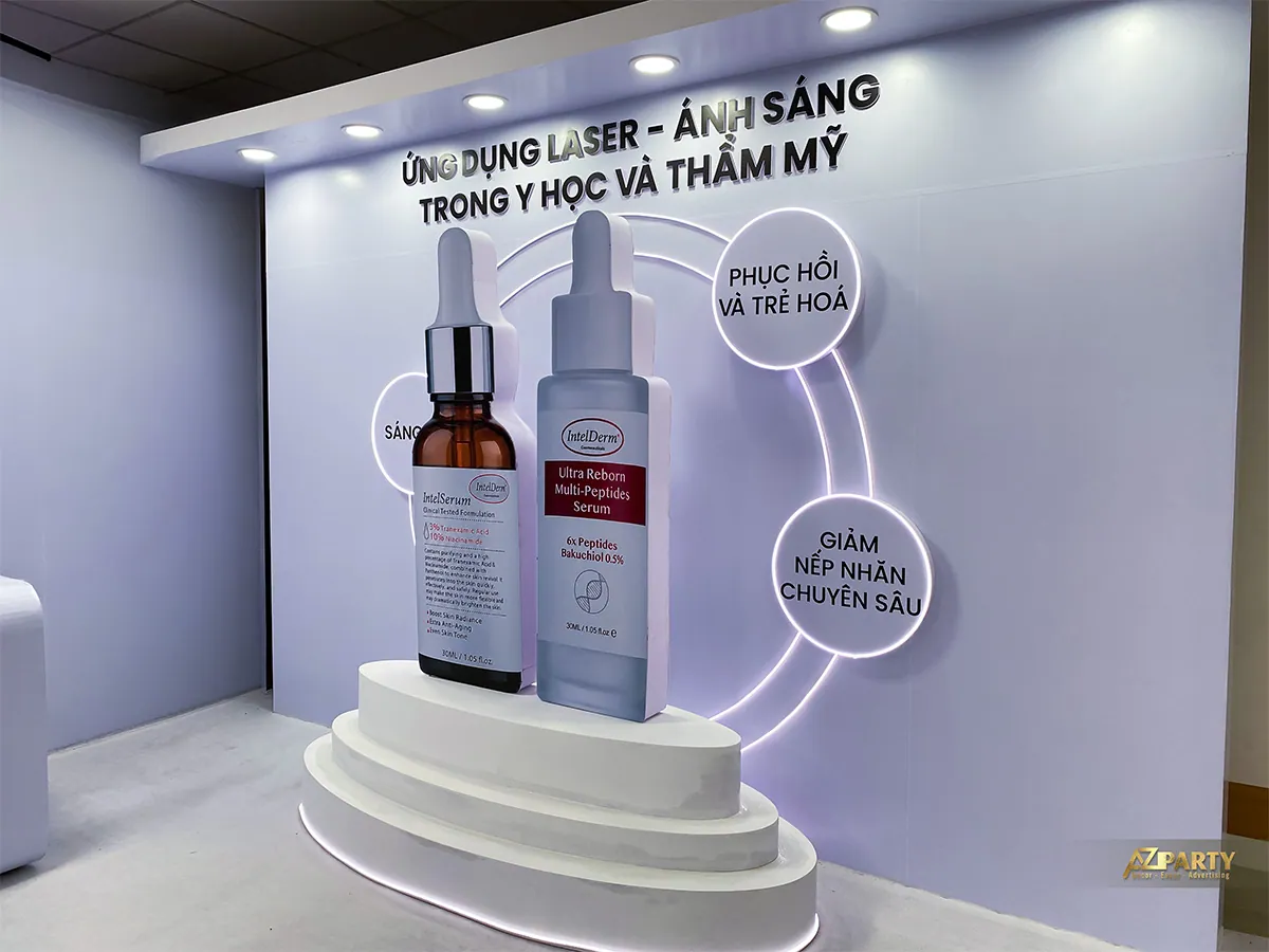 Cận cảnh mô hình serum IntelDerm cùng vòng sáng thể hiện các lợi ích chăm sóc da